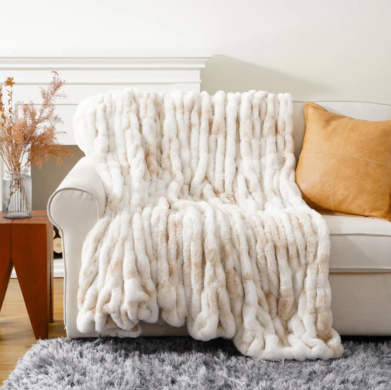 How to Use a Faux Fur Blanket to Decorate a Sofa？