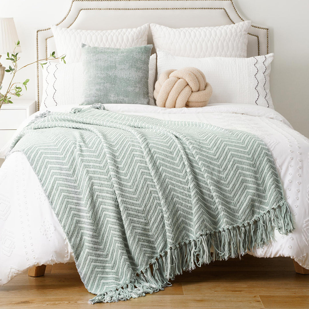 How Big Is a Throw Blanket? Discover Style, Size & Coziness