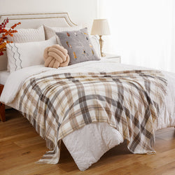 What Is the Difference Between a Fleece Blanket and a Throw Blanket?