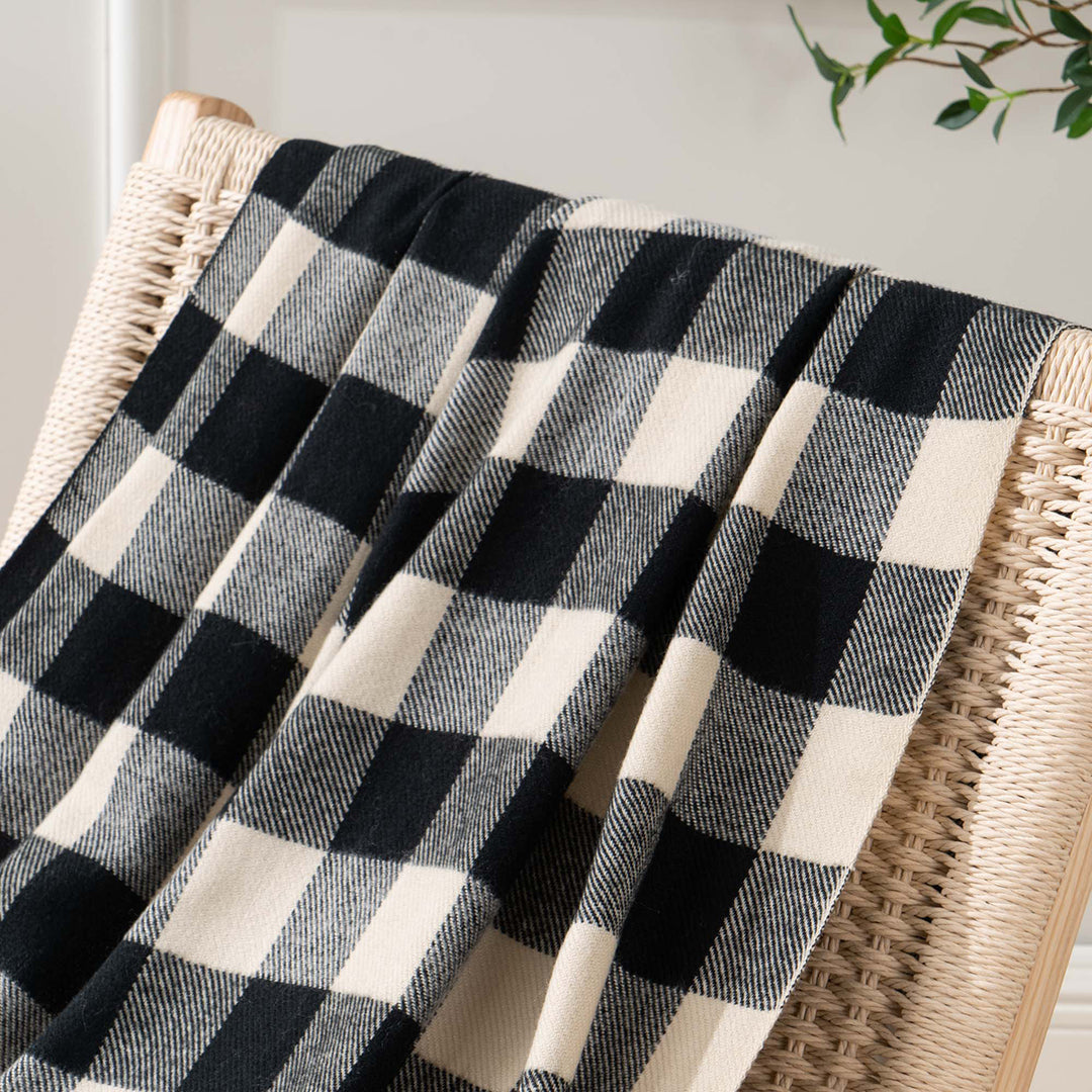 Checkered Blanket Style Guide: The Charm of Coziness and Simplicity