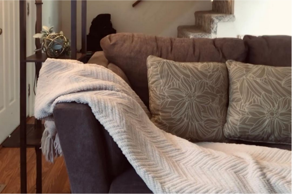 How to Decorate a Couch with a Throw Blanket: Styling Tips for Every Living Room