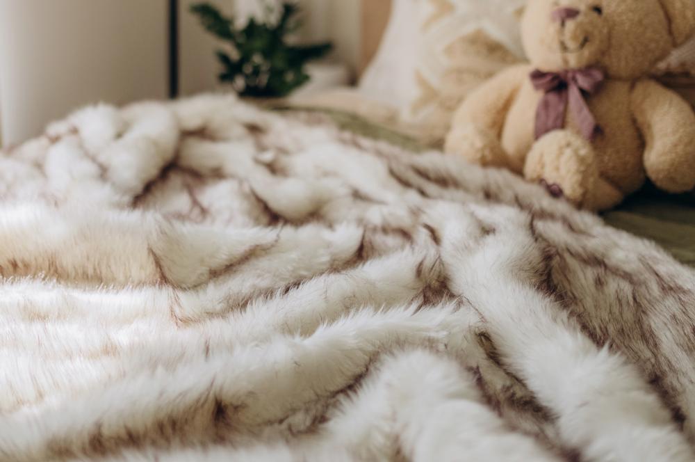 What Makes a Faux Fur Blanket Look More Luxurious?