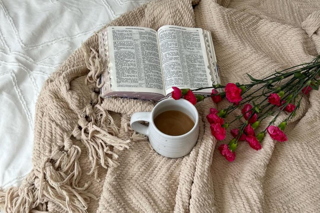 Wrapped in Love: Why a Knit Blanket is the Most Thoughtful Gift